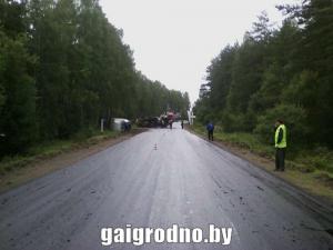 Под Новогрудком грузовик насмерть сбил вышедшего из другого грузовика водителя