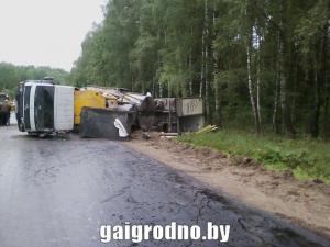 Под Новогрудком грузовик насмерть сбил вышедшего из другого грузовика водителя
