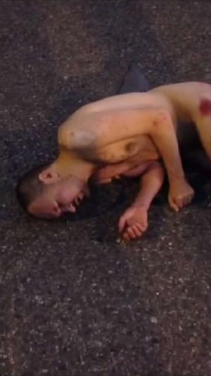 Абсолютно голый мужчина попал под машину в Сочи