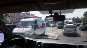 В Алматы водитель выехал на "встречку" и протаранил отбойник