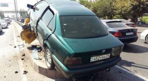 В Алматы водитель выехал на "встречку" и протаранил отбойник