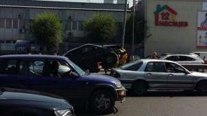 В Алматы водитель выехал на "встречку" и протаранил отбойник