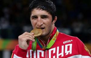 Олимпийского чемпиона Садулаева уличили в опасной езде на подаренном в Кремле BMW X6