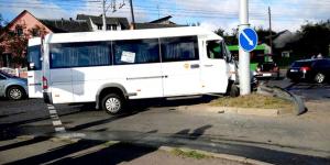 В Минске маршрутка столкнулась с Renault и врезалась в столб: пострадали три человека