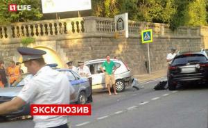 В Сочи полицейская машина разбила Infiniti с сыном замглавы города, двое пострадали