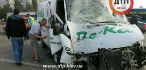 В Киеве Mercedes Sprinter сбил убегающего грабителя