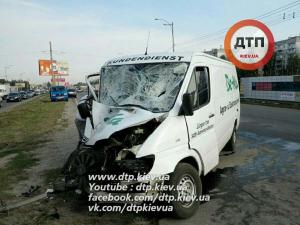 В Киеве Mercedes Sprinter сбил убегающего грабителя