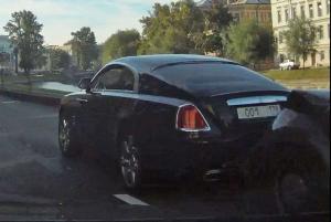 В Петербурге Rolls-Royce попал в ДТП из-за болонки 