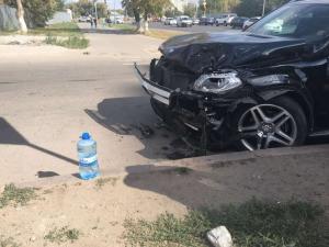 В Астане внедорожник вылетел на тротуар, пострадали дети
