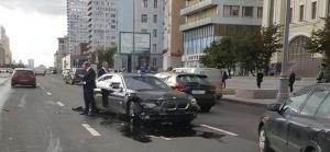 BMW помощника президента Владислава Суркова попал в ДТП на Новом Арбате