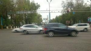 Автомобиль врезался в пассажирский автобус в Алматы