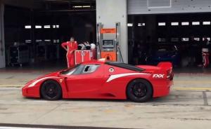 Всего было собрано около 30 таких авто. Такая же Ferrari FXX принадлежала семикратному чемпиону мира "Формулы-1" Михаэлю Шумахеру. 