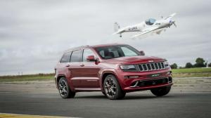 Jeep Grand Cherokee SRT сразился с самолетом на треке