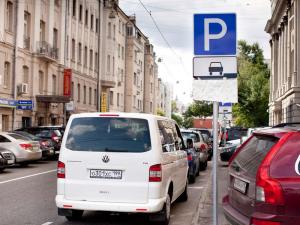 Парковочные места в Москве укоротят на метр