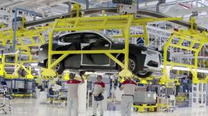 Серийную версию кроссовера Alfa Romeo Stelvio случайно засняли на заводе