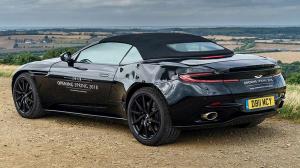 Появились первые фотографии Aston Martin DB11 с мягкой крышей