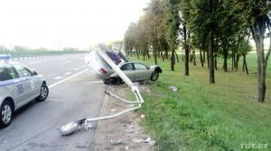 На МКАД Dodge снес столб и загорелся 