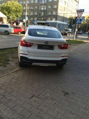 Олимпийский призер Рио по боксу Миша Алоян припарковал подаренный BMW X4 на газоне