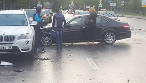 В Санкт-Петербурге при развороте через две сплошные Mercedes протаранил такси