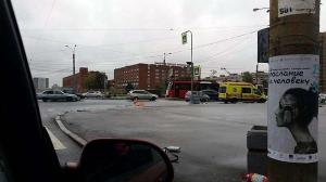 В Петербурге после ДТП пешехода сбило вылетевшим из автомашины двигателем 