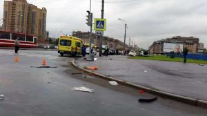 В Петербурге после ДТП пешехода сбило вылетевшим из автомашины двигателем 
