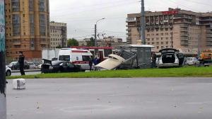 В Петербурге после ДТП пешехода сбило вылетевшим из автомашины двигателем 