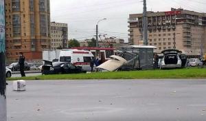 В Петербурге после ДТП пешехода сбило вылетевшим из автомашины двигателем 