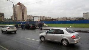 В Петербурге после ДТП пешехода сбило вылетевшим из автомашины двигателем 