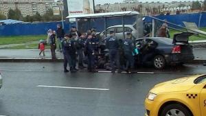 В Петербурге после ДТП пешехода сбило вылетевшим из автомашины двигателем 