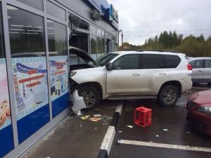 В Подмосковье Land Cruiser протаранил здание магазина на АЗС