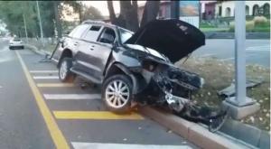 Автоледи на Lexus вылетела на встречку и упала в арык на Аль-Фараби в Алматы