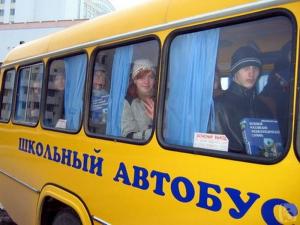 В Акмолинской области «ВАЗ» столкнулся со школьным автобусом