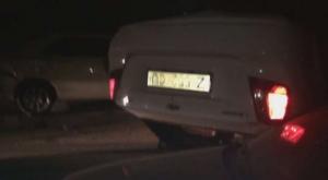 В Астане автомобиль опрокинулся на припаркованную машину