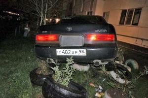 Под Петербургом водитель Toyota Majesta протаранил четыре машины и припарковался на клумбе 