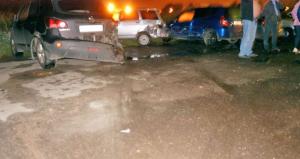Под Петербургом водитель Toyota Majesta протаранил четыре машины и припарковался на клумбе 