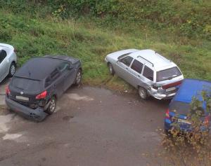 Под Петербургом водитель Toyota Majesta протаранил четыре машины и припарковался на клумбе 