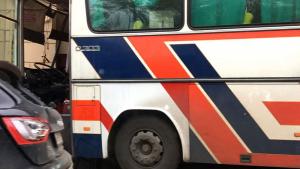 В центре Москвы водитель автобуса протаранил дом 