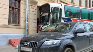 В центре Москвы водитель автобуса протаранил дом 