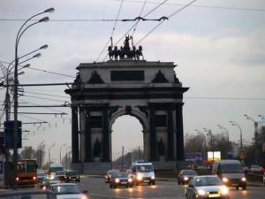 На Кутузовском проспекте у Триумфальной арки столкнулись автобус и BMW