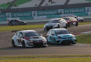 Роберто Кольчаго выиграл первую гонку TCR на Сепанге