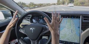 Электромобиль Tesla в режиме автопилота столкнулся с автобусом в Германии