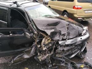 Внедорожник протаранил Toyota и вылетел в арык в Алматы 
