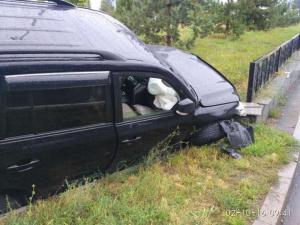 Внедорожник протаранил Toyota и вылетел в арык в Алматы 
