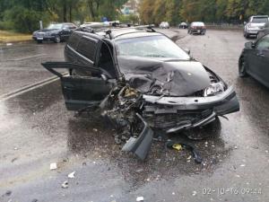 Внедорожник протаранил Toyota и вылетел в арык в Алматы 