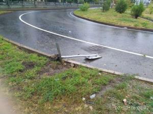 Внедорожник протаранил Toyota и вылетел в арык в Алматы 