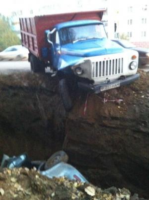 Автомобиль залетел в вырытую коммунальщиками двухметровую яму 