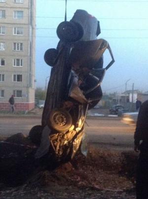 Автомобиль залетел в вырытую коммунальщиками двухметровую яму 