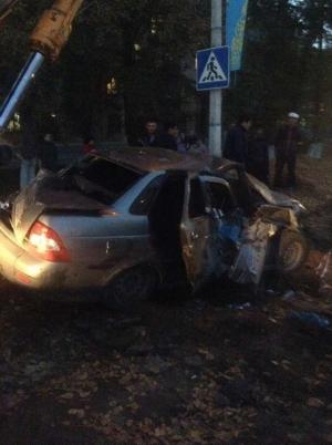 Автомобиль залетел в вырытую коммунальщиками двухметровую яму 