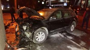 Subaru загорелся в результате ДТП в Алматы: водитель скрылся