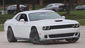 Dodge начал испытания дрэговой версии купе Challenger Hellcat